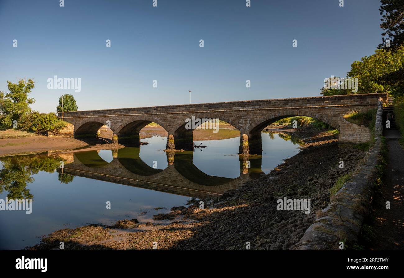Die Duchess's Bridge über den Fluss Aln in Alnmouth, Northumberland, Großbritannien Stockfoto