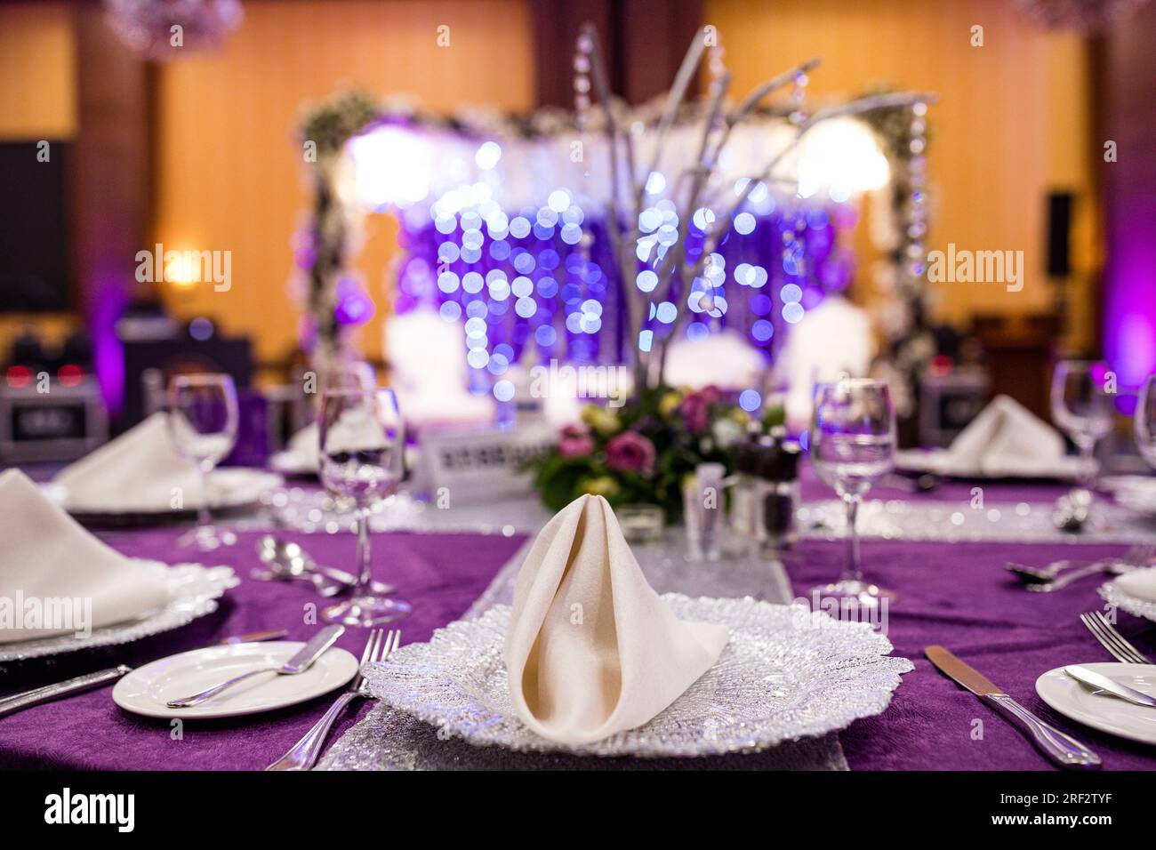 Kenianische Hochzeiten Fotografen von Antony Trivet Hochzeiten Empfang Zeremonie Dekoration Einrichtung Hochzeitsdekorationen sind wunderschön und atemberaubend im Freien Stockfoto