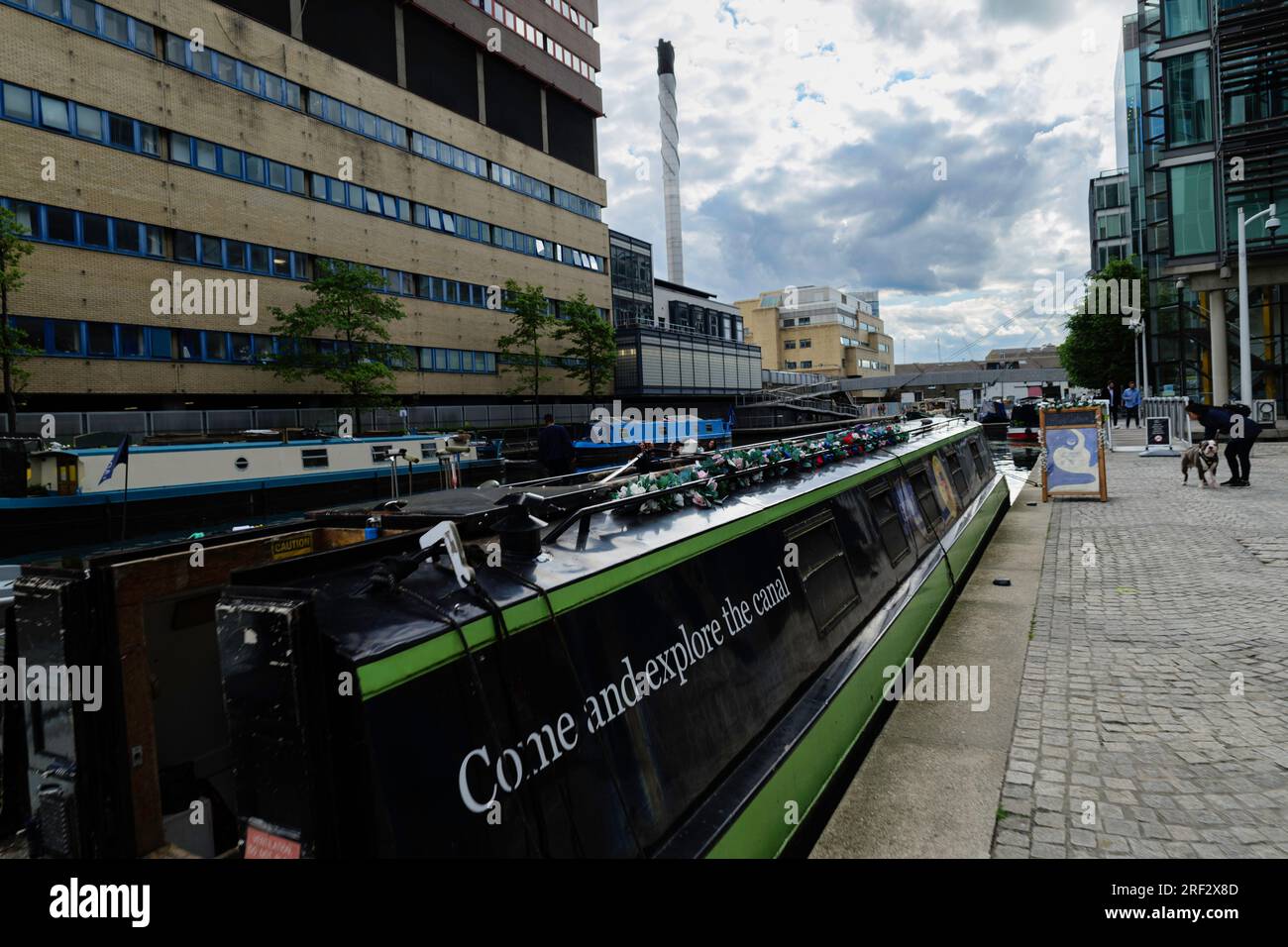 London - 05 28 2022 Uhr: Andocken von Booten am Merchant Square im Paddington Basin entlang des Canal Grande Stockfoto