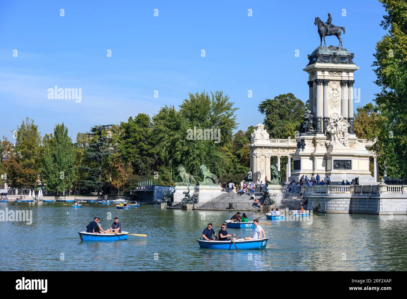 Blick über den See im Retiro Park in Richtung des Monuments für König Alfonso XII, Madrid, Spanien Stockfoto