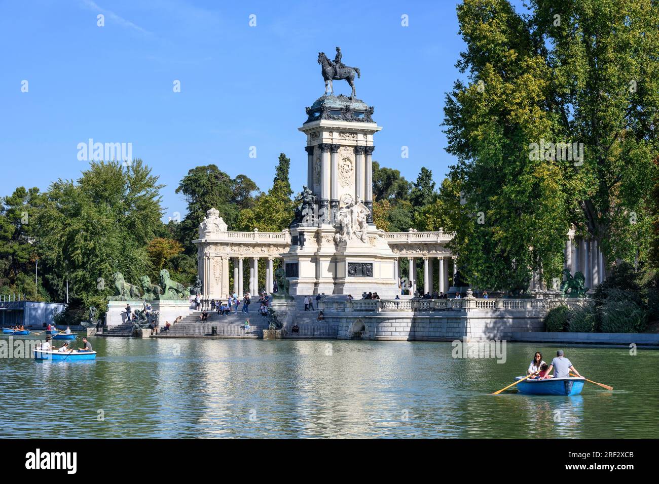 Blick über den See im Retiro Park in Richtung des Monuments für König Alfonso XII, Madrid, Spanien Stockfoto