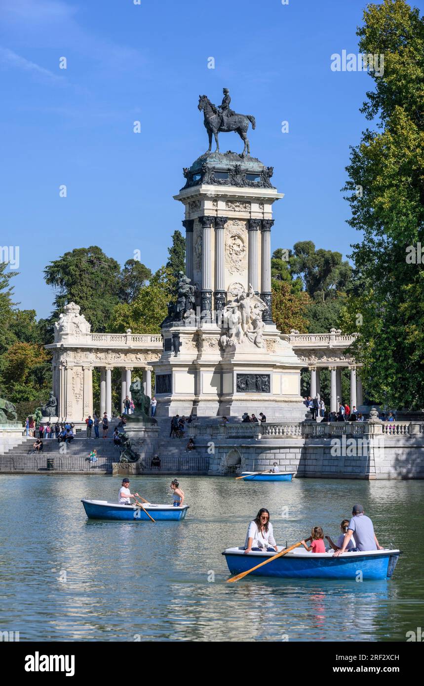 Blick über den See im Retiro Park in Richtung des Monuments für König Alfonso XII, Madrid, Spanien Stockfoto