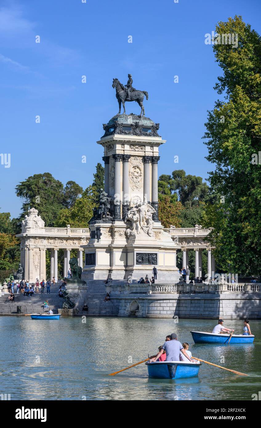 Blick über den See im Retiro Park in Richtung des Monuments für König Alfonso XII, Madrid, Spanien Stockfoto