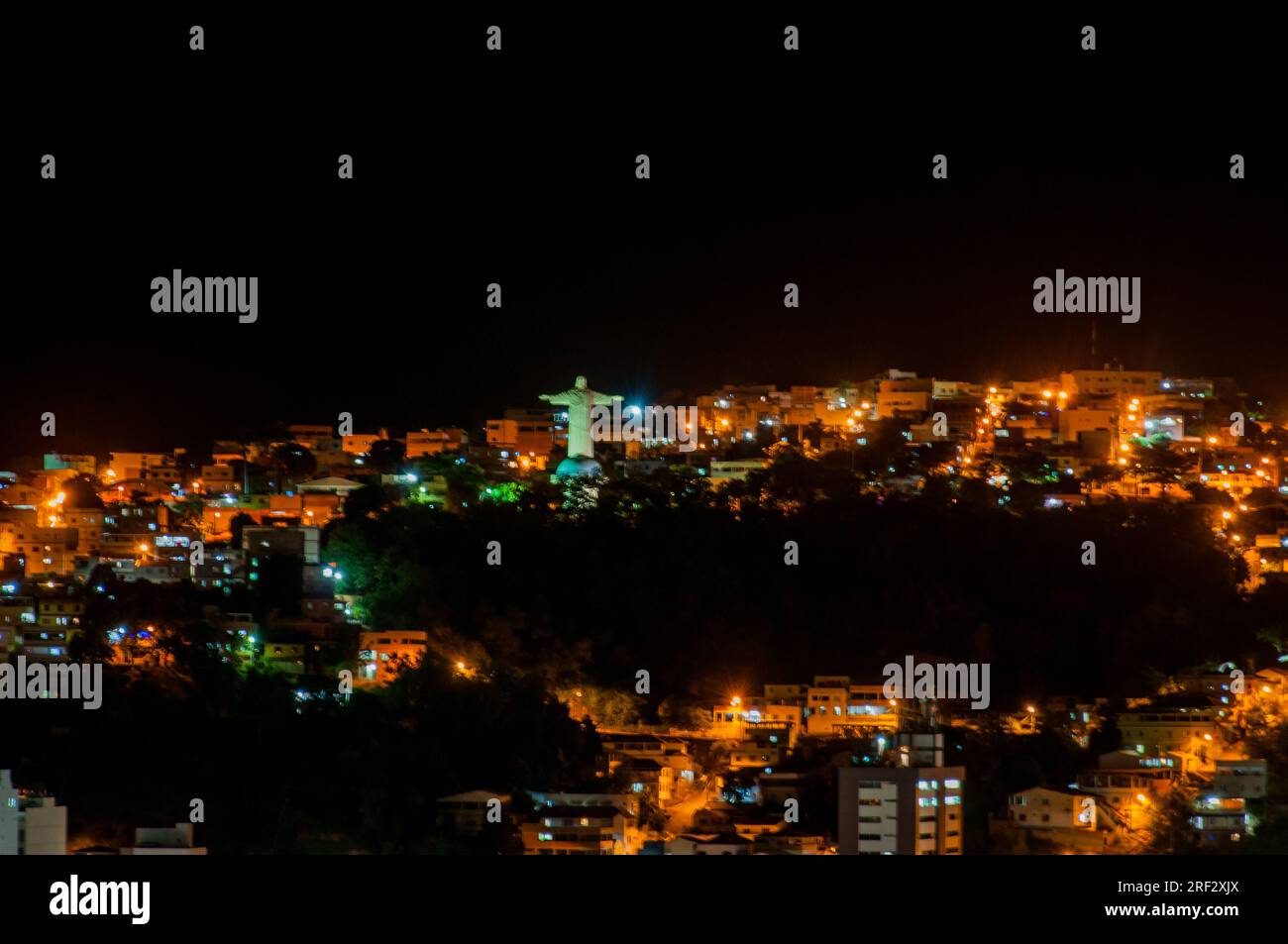 Nachtfoto eines Teils der Stadt Colatina - Espírito Santo - Brasilien. Stockfoto