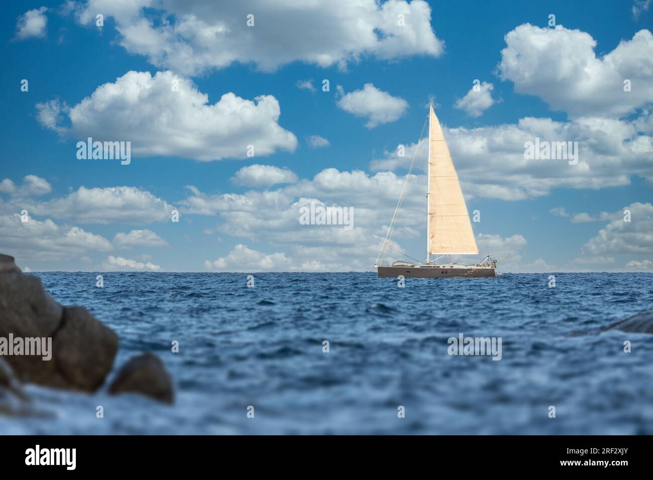 Wunderschönes Segelboot auf dem Meer, blauer Himmel mit cirrocumulus Wolken, Costa Brava, Katalonien, Spanien Stockfoto