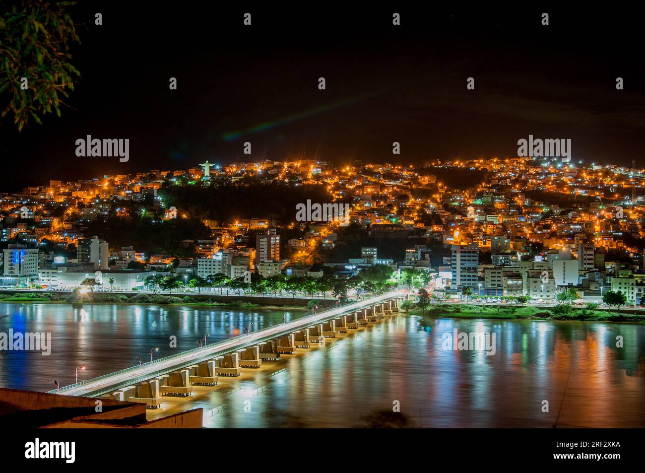 Nachtfoto eines Teils der Stadt Colatina - Espírito Santo - Brasilien. Stockfoto