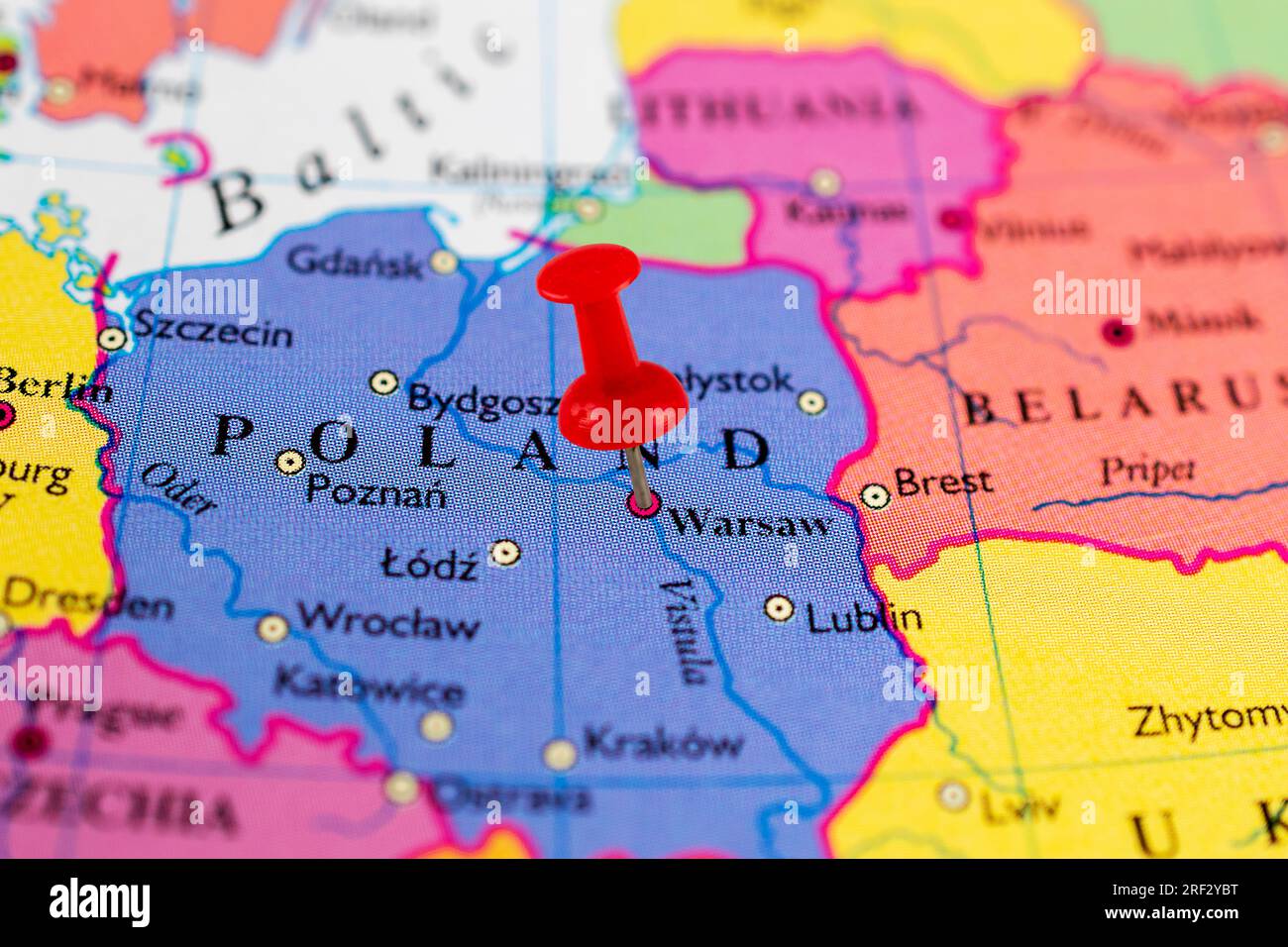 Warschauer Karte. Landkarte von Warschau. Nahaufnahme der Warschauer Karte mit roter Nadel. Karte mit rotem Punkt von Warschau in Polen. Stockfoto