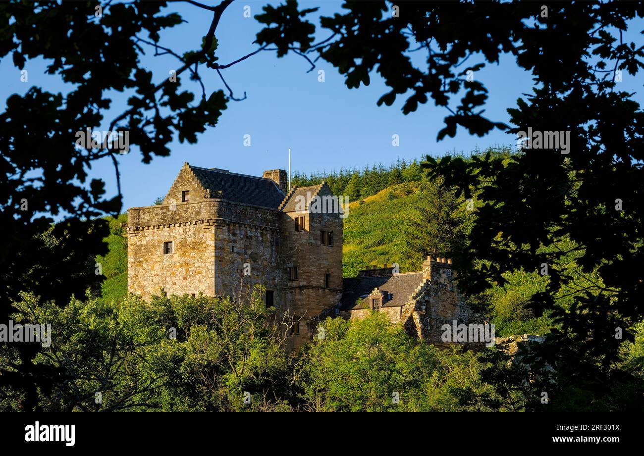 Blick auf das Campbell Castle, umgeben von Laub in Glen Dollar, Schottland Stockfoto