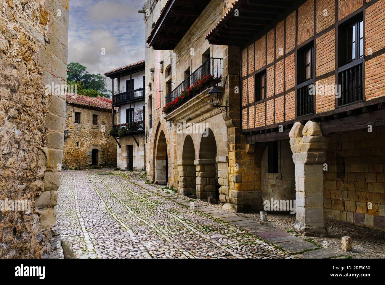 Blick auf eine Straße in der kantabrischen Stadt Santillana del Mar. Es gilt als eines der schönsten und touristischsten Dörfer in Spanien. Stockfoto