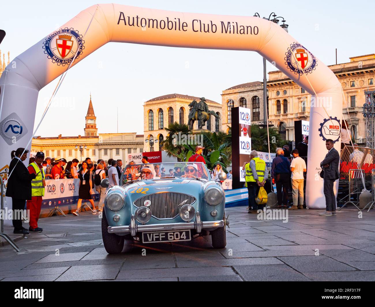 1955 AUSTIN HEALEY 100/4, Mille Miglia 2023, day4 endet in Mailand Stockfoto