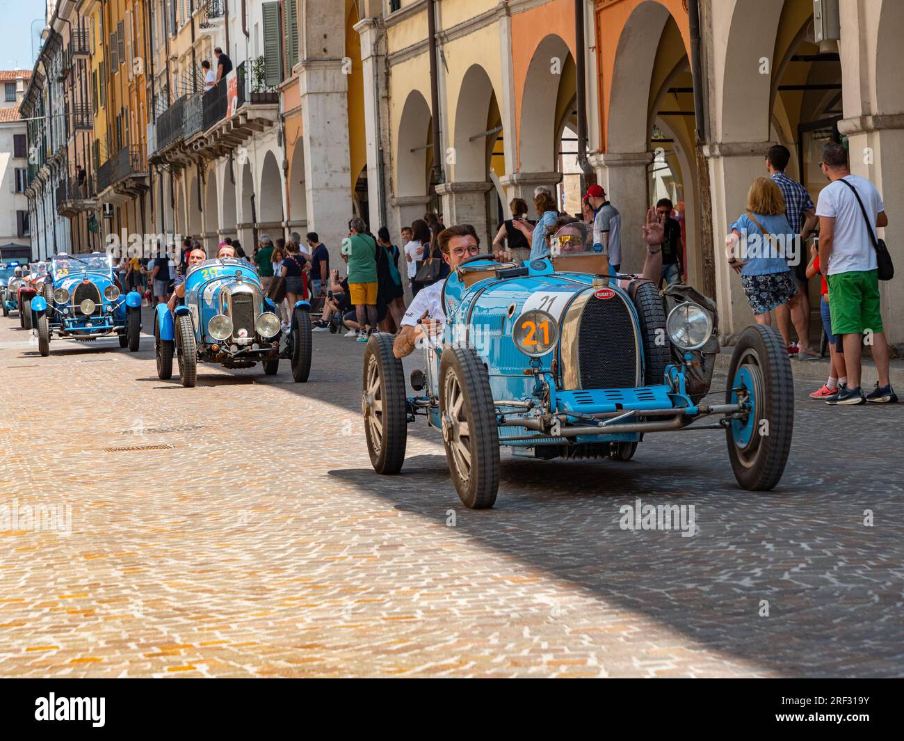 Eine Reihe von Oldtimern, angeführt von einem Bugatti, Mille Miglia 2023, day5 in Brescia Stockfoto