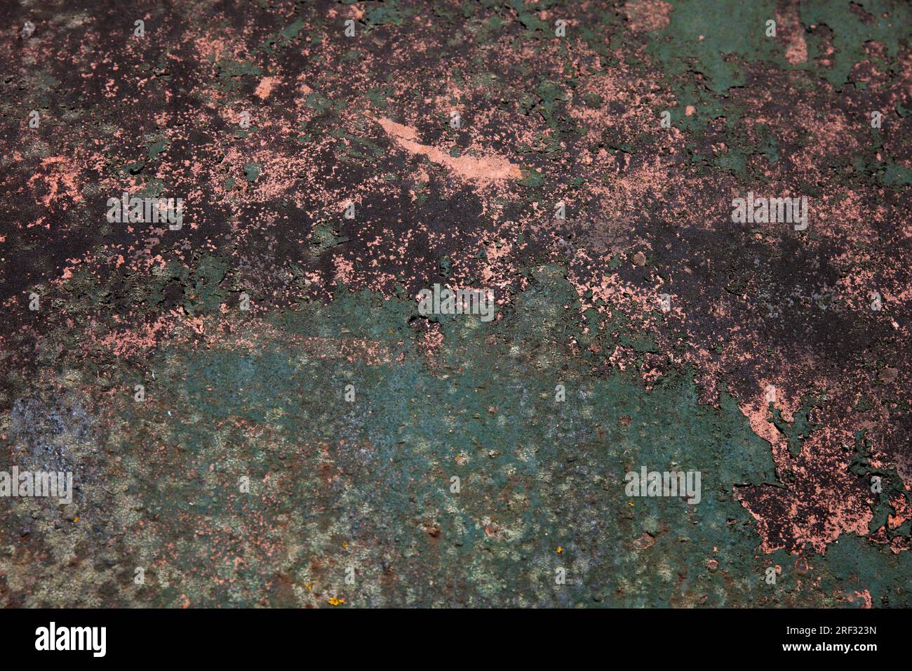 Verrostete Oberfläche aus altem Metall mit abblätternder Farbe, schmieriger Hintergrund, grün, rosa, schwarz Stockfoto