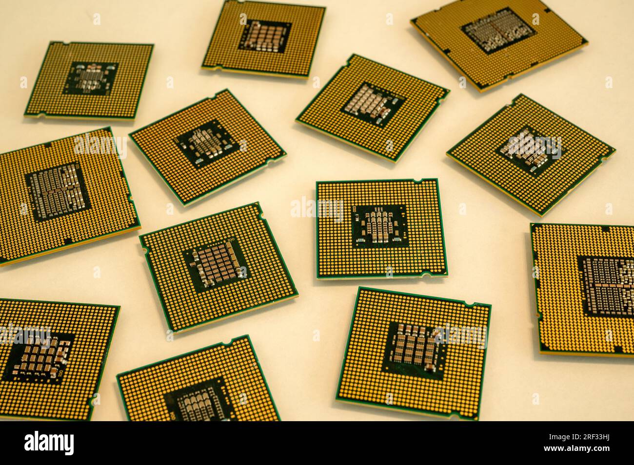 Sammlung verschiedener CPUs und Computerprozessoren auf weißem Hintergrund Stockfoto