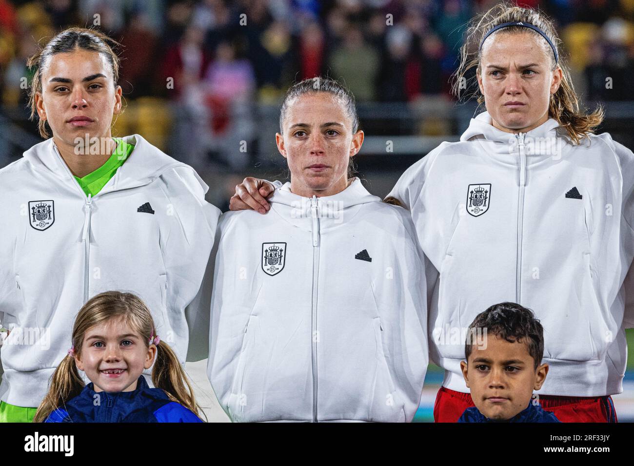 Wellington, Wellington, Neuseeland. 31. Juli 2023. Mitglieder der spanischen Mannschaft stellen sich vor dem 2023. FIFA-Weltmeisterschaftsspiel der Gruppe C der Frauen im Wellington Regional Stadium in Wellington, Neuseeland, für die Nationalhymne auf (Abbild: ©James Foy/Alamy Live News) Stockfoto