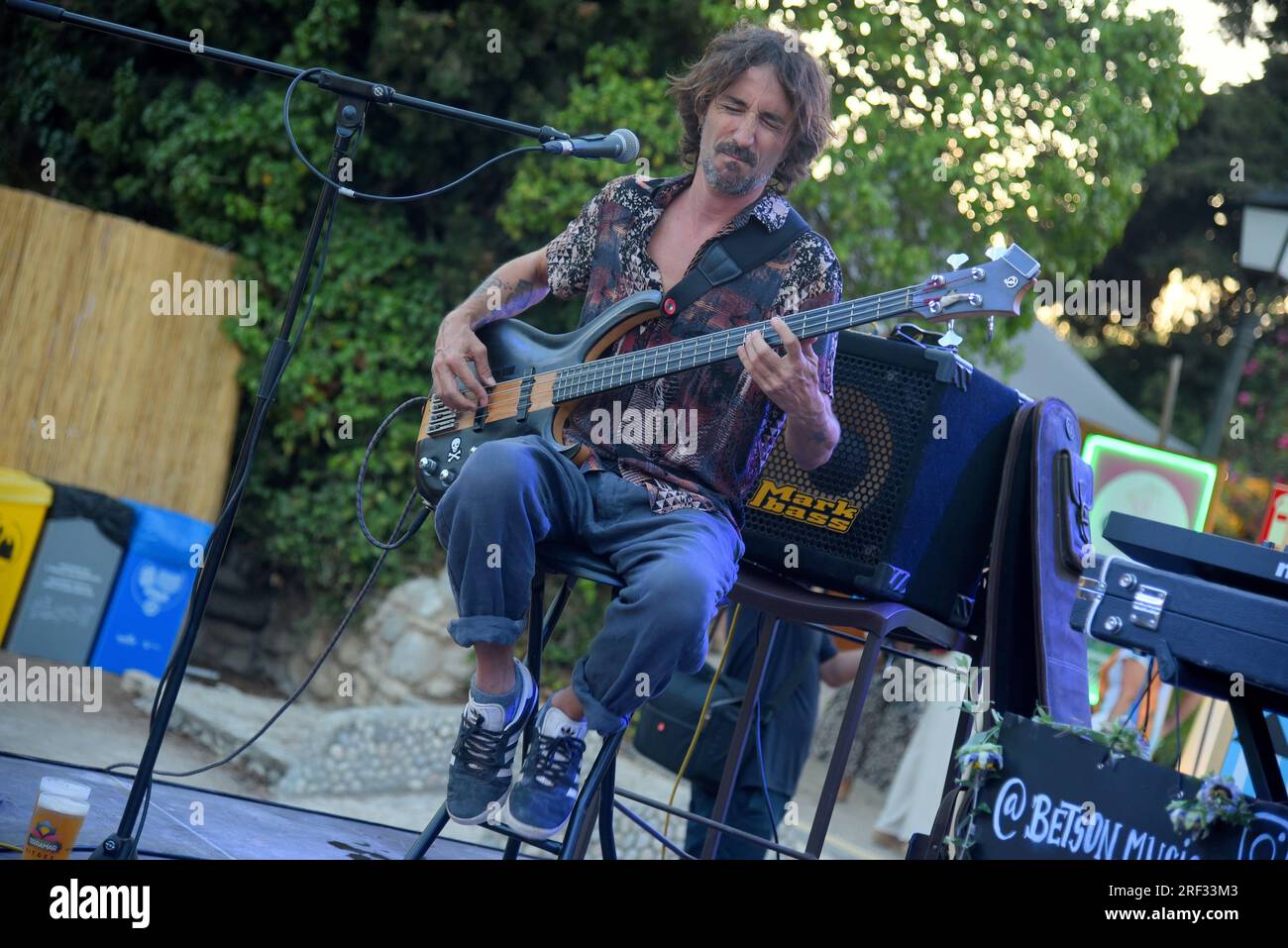 Sitges, Spanien. 30. Juli 2023. Bassist Juanlu Leprevost während der Aufführung von Beston & Juanlu beim Festival Jardins de Terramar. Betson & Juanlu Leprovost Victor Solana besteht aus den Musikern Alberto Tarrida (Stimme, Tastaturen, Gitarre und Live-Looping), Juanlu Leprevost (Bass) und Victor Solana (Schlagzeug), die Klänge aus Genres wie Neo-Soul, Funk, Jazz und Hip-Hop kombinieren, um Ihren eigenen Groove zu kreieren. (Foto: Ramon Costa/SOPA Images/Sipa USA) Guthaben: SIPA USA/Alamy Live News Stockfoto