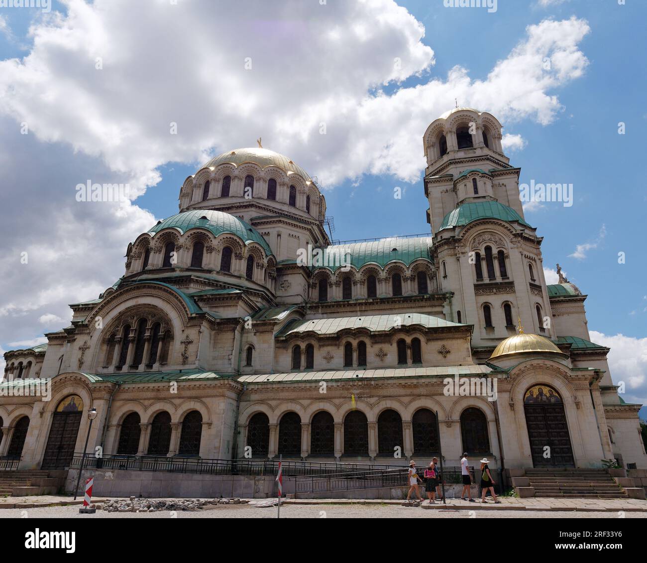 Außenansicht der St. Alexander-Newski-Kathedrale, eine orthodoxe Kathedrale in Sofia, Bulgarien. 31. Juli 2023. Stockfoto