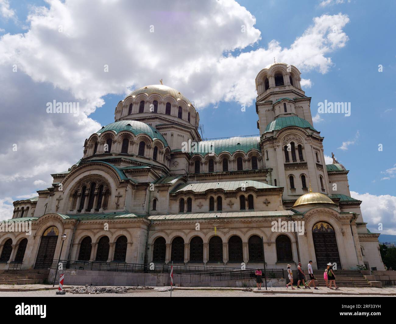 Außenansicht der St. Alexander-Newski-Kathedrale, eine orthodoxe Kathedrale in Sofia, Bulgarien. 31. Juli 2023. Stockfoto