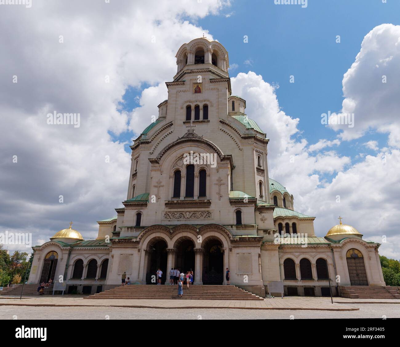 Außenansicht der St. Alexander-Newski-Kathedrale, eine orthodoxe Kathedrale in Sofia, Bulgarien. 31. Juli 2023. Stockfoto