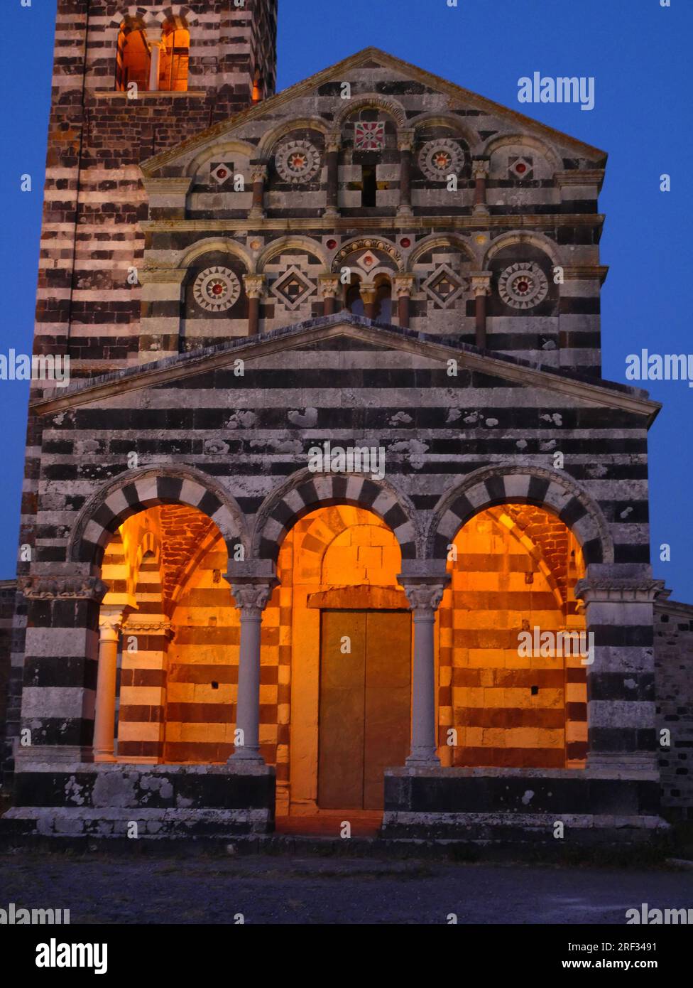 Codrongianos, Sardinien, Italien. Saccargia Basilika, wenn der Abend hereinbricht Stockfoto