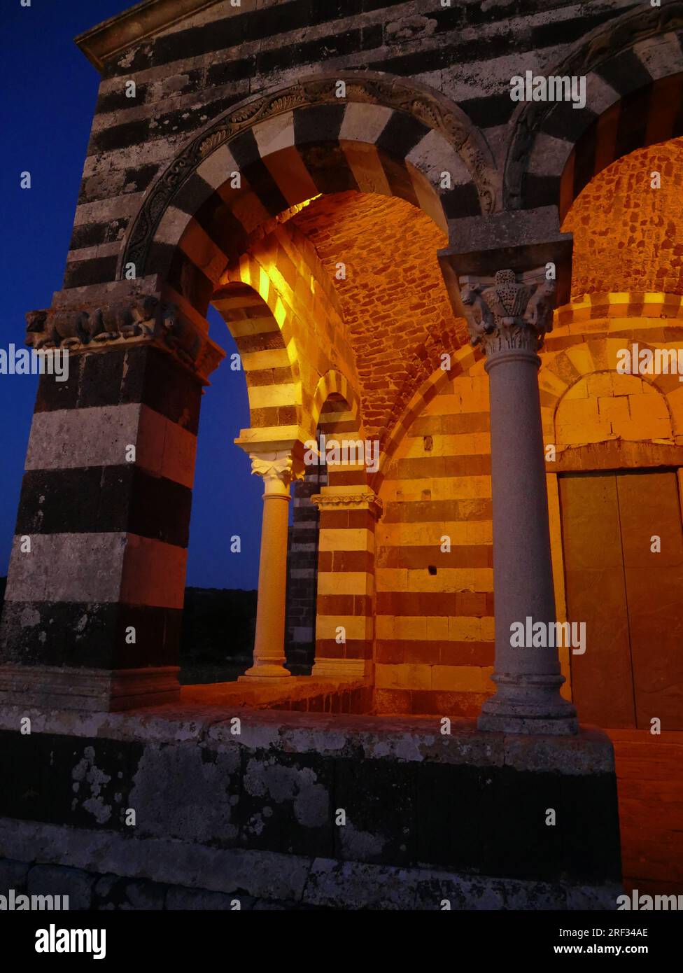 Codrongianos, Sardinien, Italien. Saccargia Basilika, wenn der Abend hereinbricht Stockfoto