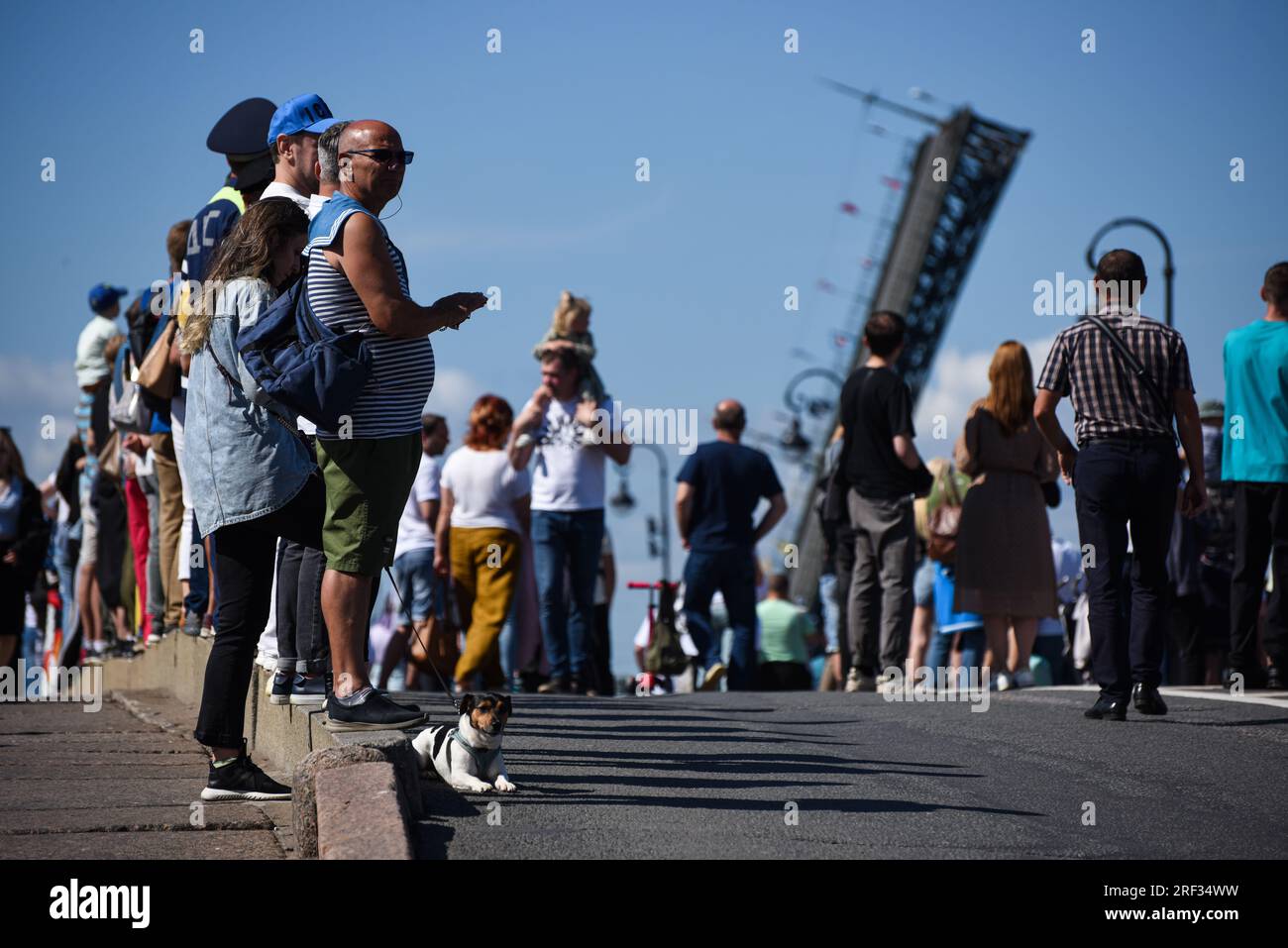 Die Einwohner feiern den russischen Marinetag in St. Petersburg. Foto von Alexandra Sharova Stockfoto
