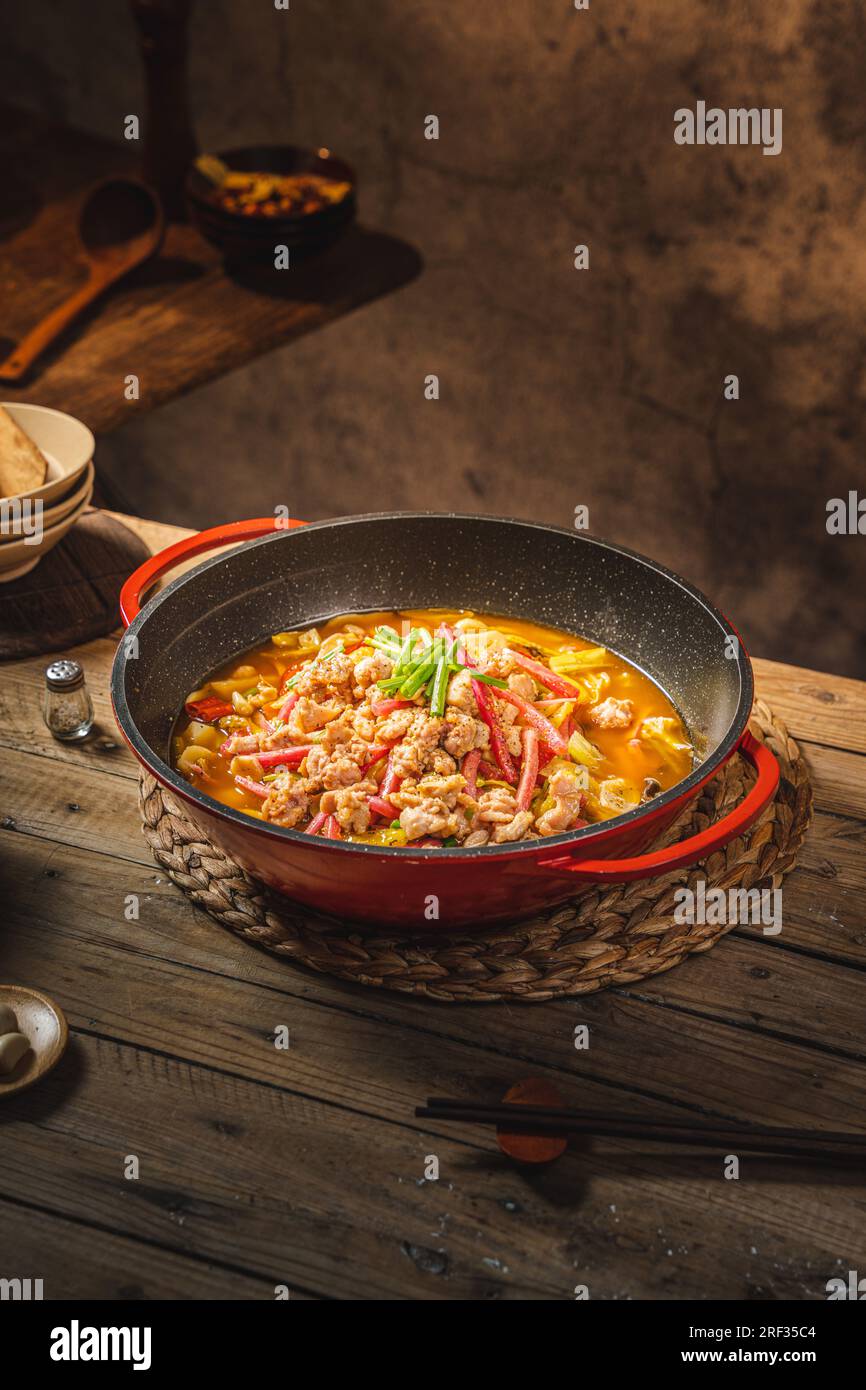 Gebratenes （gebratenes） gewürfeltes Kaninchen mit eingelegtem Chili Stockfoto