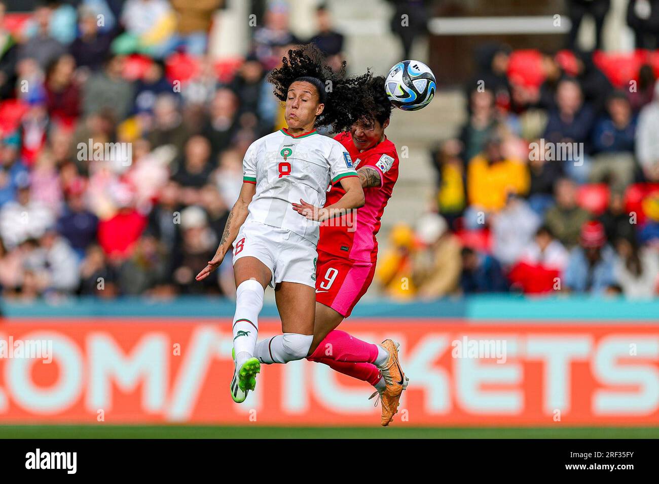 Adelaide, Australien. 30. Juli 2023. firo : 07/30/2023, Fußball Frauen Nationalmannschaft FIFA Weltmeisterschaft 2023 FIFA Weltmeisterschaft 2023 Frauen FIFA womenâ Weltmeisterschaft 2023 Südkorea - Marokko 0:1 Duelle, Salma Amani (8) Marokko und Lee Geum-min ( 9) Korea Republik Kredit: dpa/Alamy Live News Stockfoto