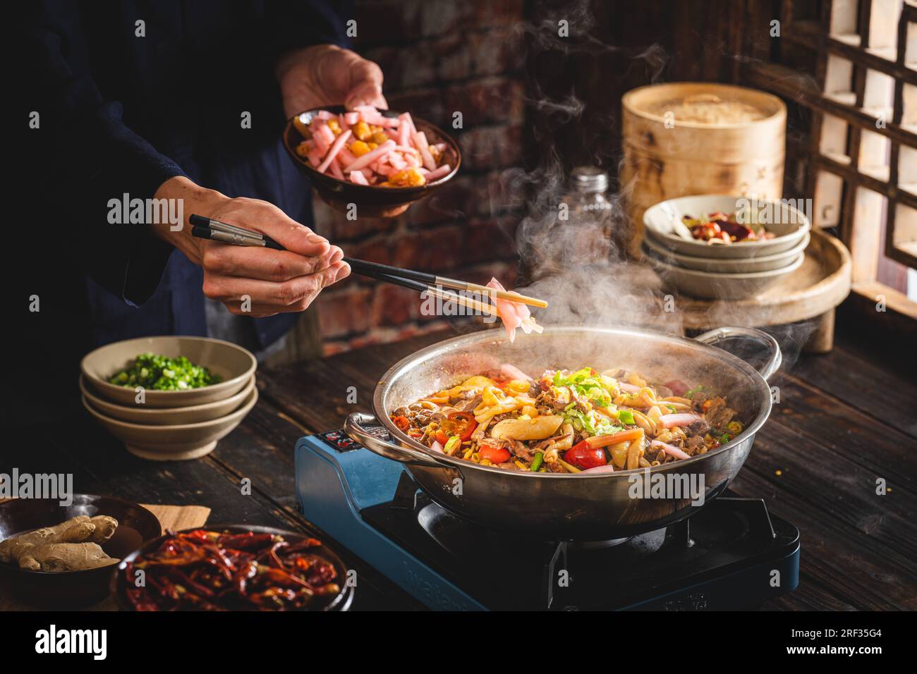 Gebratenes （gebratenes） gewürfeltes Kaninchen mit eingelegtem Chili Stockfoto