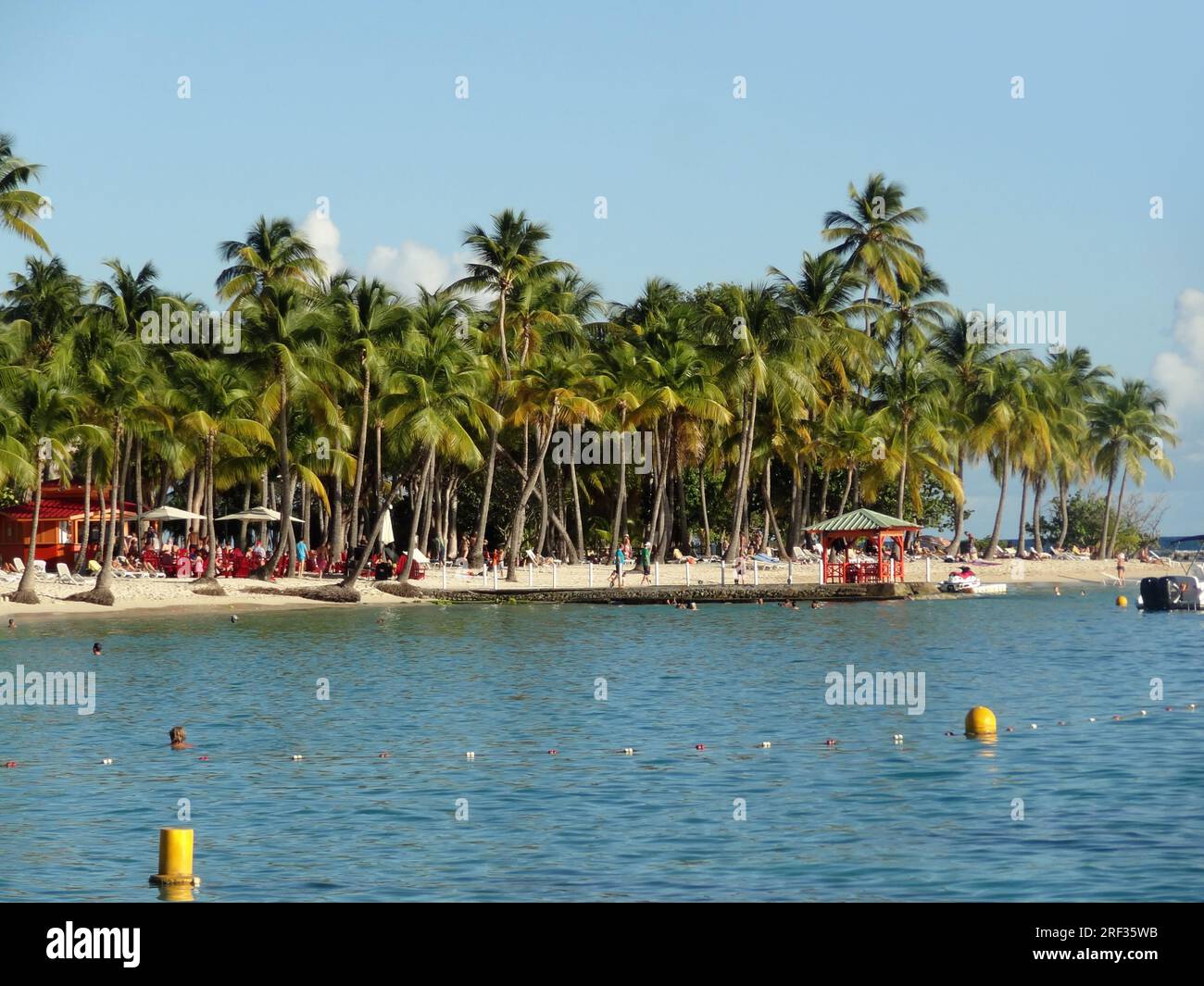 idyllische Küste Strand Landschaft auf einer karibischen Insel namens Guadeloupe Stockfoto