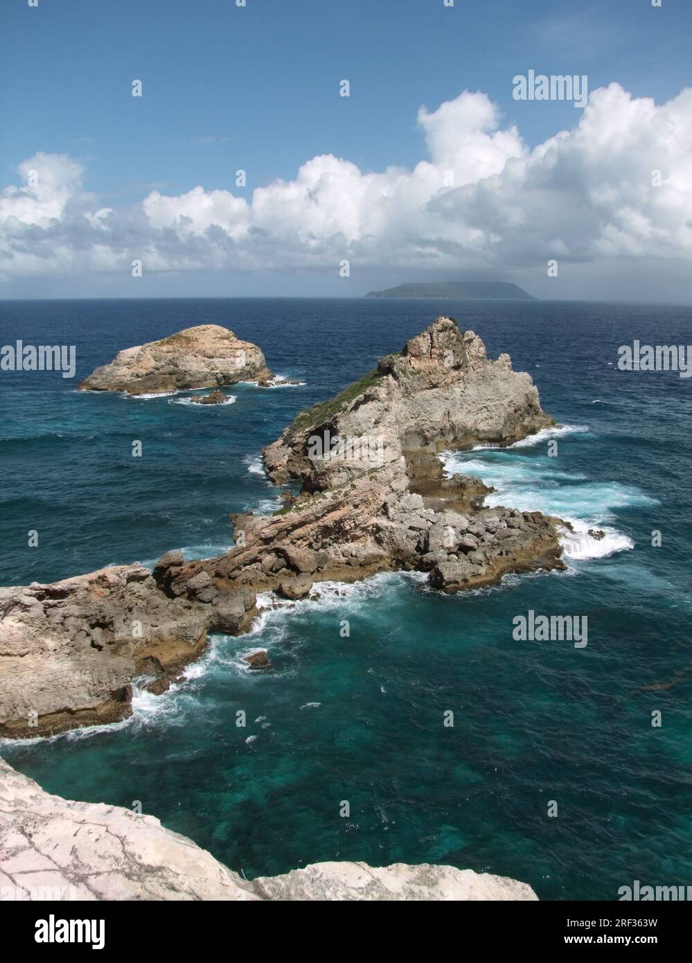 felsige Küstenlandschaft auf einer karibischen Insel namens Guadeloupe Stockfoto