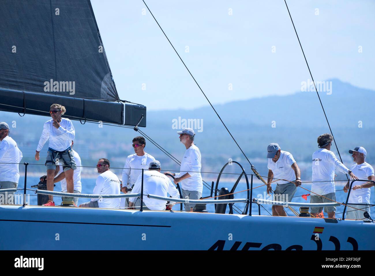 Palma. Spanien. 20230731, König Felipe VI von Spanien tritt an Bord des Bootes Aifos während des Copa del Rey Mapfre Sailing Cup 41. - Tag 1 zum Real Club Nautico am 31. Juli 2023 in Palma, Spanien Credit: MPG/Alamy Live News Stockfoto