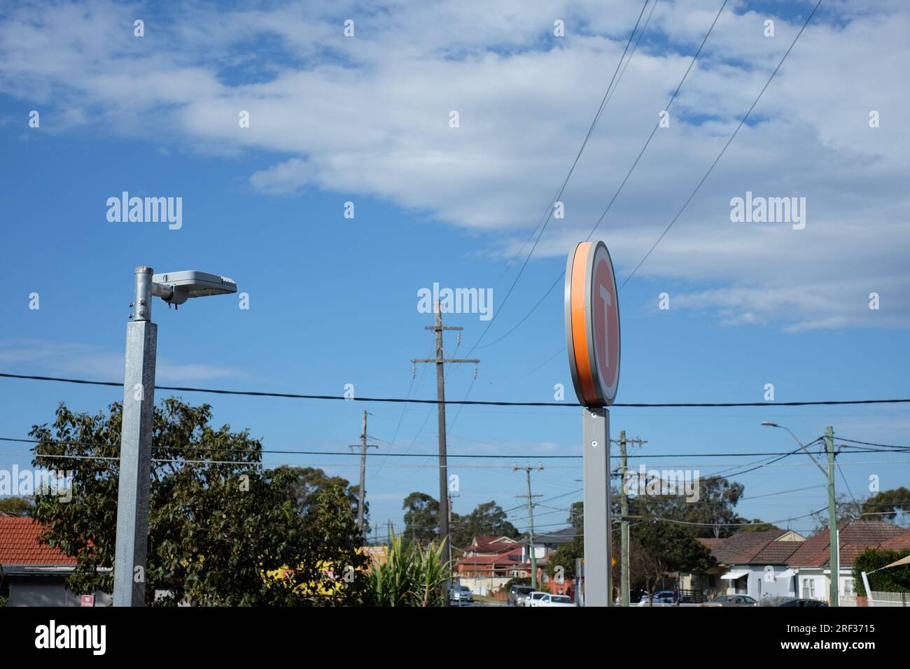 Strommasten und Stromleitungen, Versorgungsleitungen über einer typischen australischen Vorstadtstraße in Canley Vale, West-Sydney Stockfoto