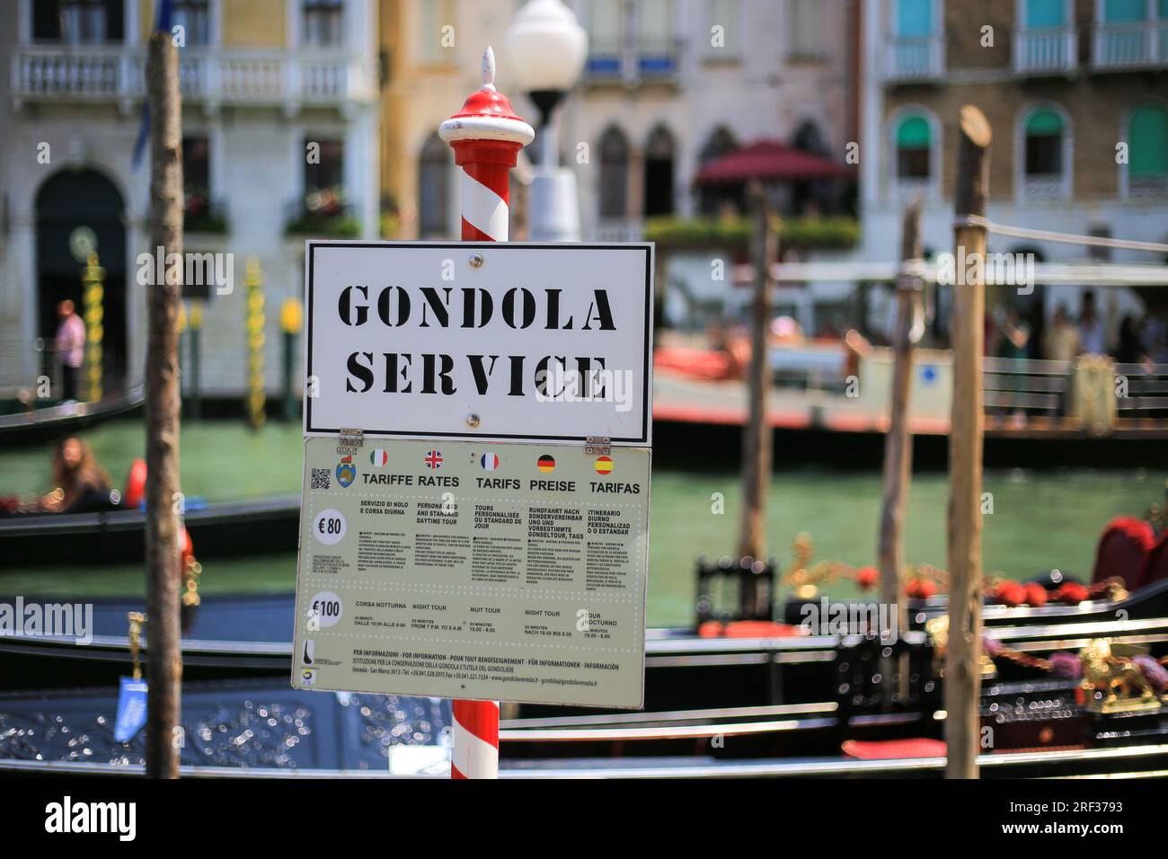 Tisch mit Gondelfahrt aus nächster Nähe in Venedig Stockfoto