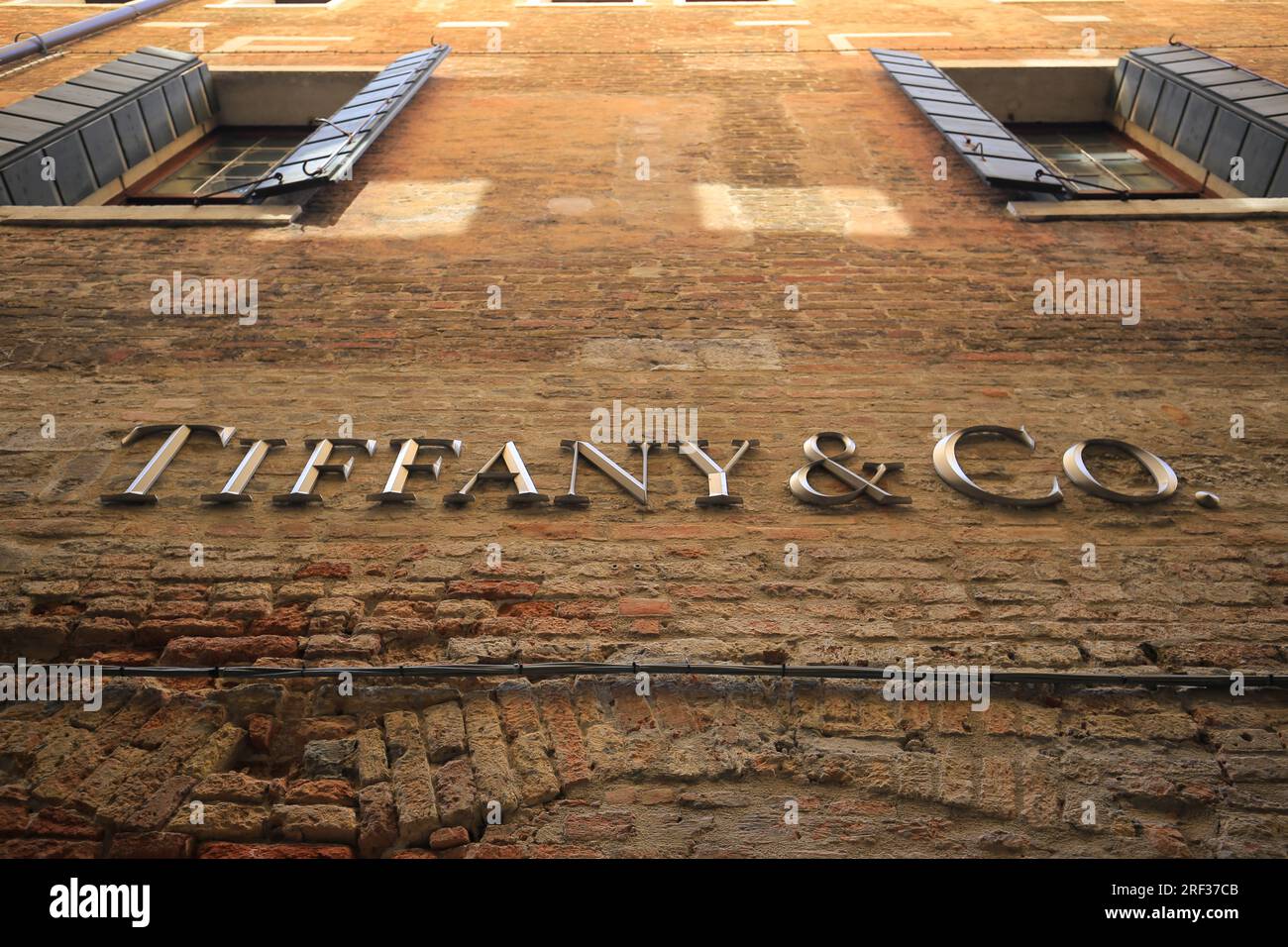 Logo Tiffany & Co. Auf der alten Mauer in Venedig Stockfoto