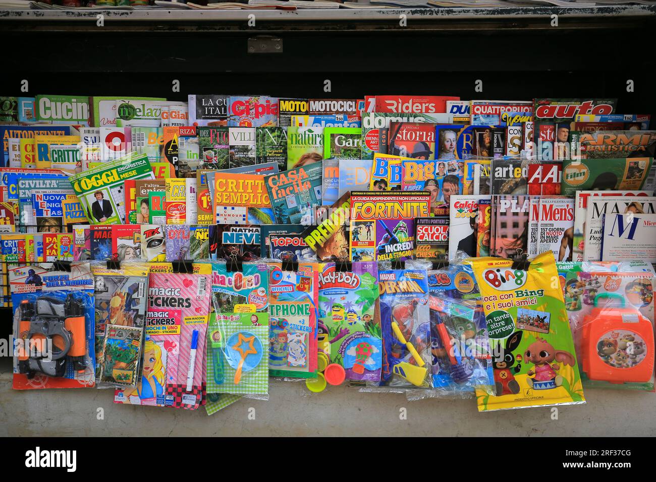 Magazine auf der Theke im Laden in Venedig Stockfoto