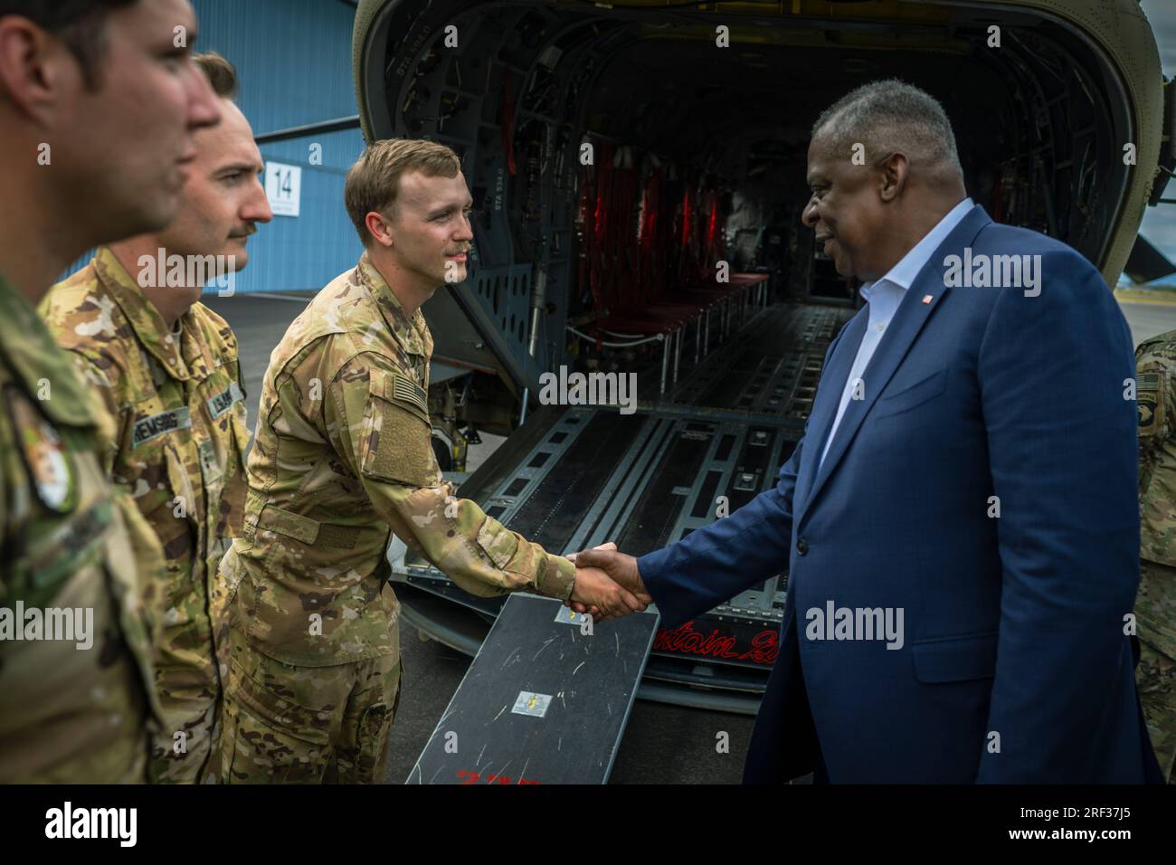 Townsville, Australien. 30. Juli 2023. USA Verteidigungsminister Lloyd Austin trifft sich mit amerikanischen Soldaten während der multilateralen Militärübung Talisman Sabre am 30. Juli 2023 in Townsville, Queensland, Australien. Kredit: Chad McNeeley/DOD/Alamy Live News Stockfoto