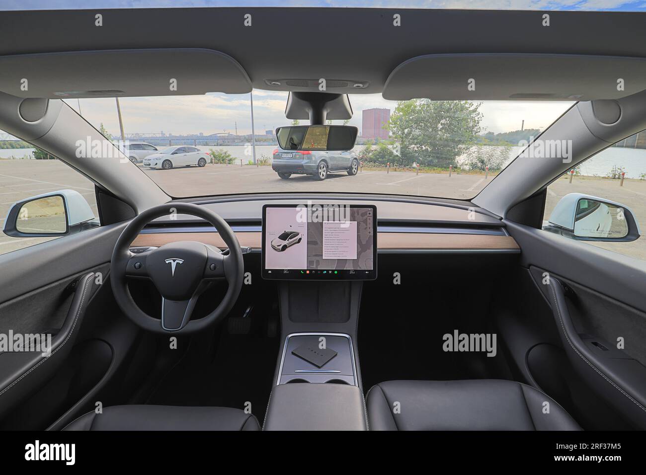 Vorderansicht vom Innenraum des Elektroautos Tesla Model Y Stockfoto