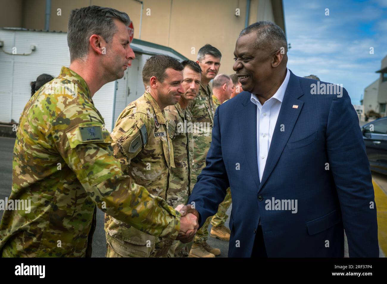 Townsville, Australien. 30. Juli 2023. USA Verteidigungsminister Lloyd Austin begrüßt australische und amerikanische Soldaten während der multilateralen Militärübung Talisman Sabre am 30. Juli 2023 in Townsville, Queensland, Australien. Kredit: Chad McNeeley/DOD/Alamy Live News Stockfoto