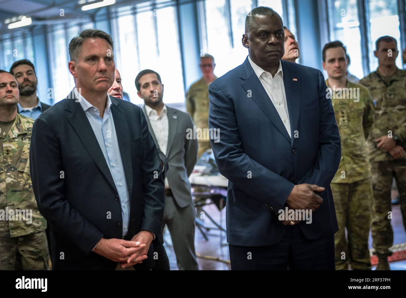 Townsville, Australien. 30. Juli 2023. USA Verteidigungsminister Lloyd Austin, Right, und australischer Verteidigungsminister Richard Marles, Left, besuchen amerikanische und australische Truppen während der multilateralen Militärübung Talisman Sabre am 30. Juli 2023 in Townsville, Queensland, Australien. Kredit: Chad McNeeley/DOD/Alamy Live News Stockfoto