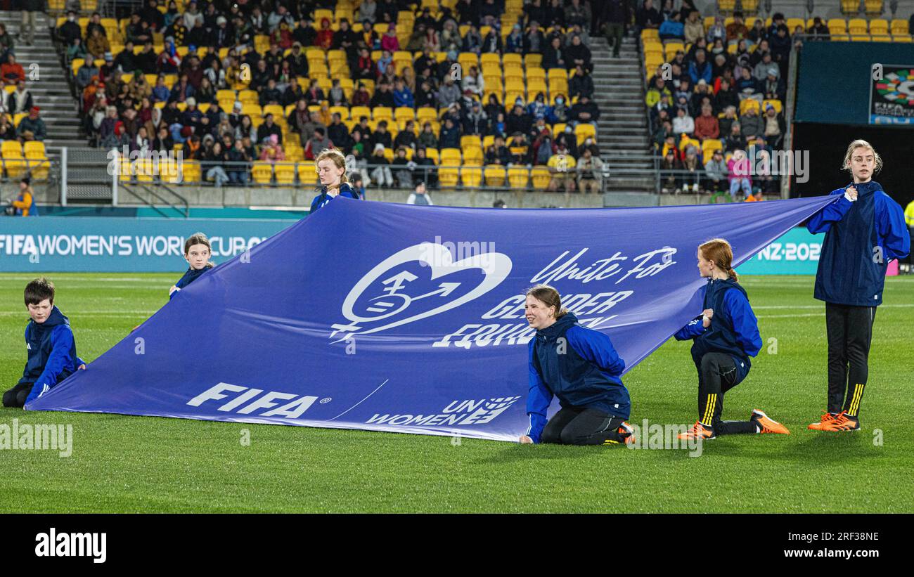 Wellington, Wellington, Neuseeland. Am 31. Juli halten die Fahnenträger von Unite Gender Equality die Fahne vor dem Spiel der FIFA Womens World Cup Gruppe C 2023 zwischen Japan und Spanien im Wellington Regional Stadium in Wellington, Neuseeland (Kreditbild: ©James Foy/Alamy Live News) Stockfoto
