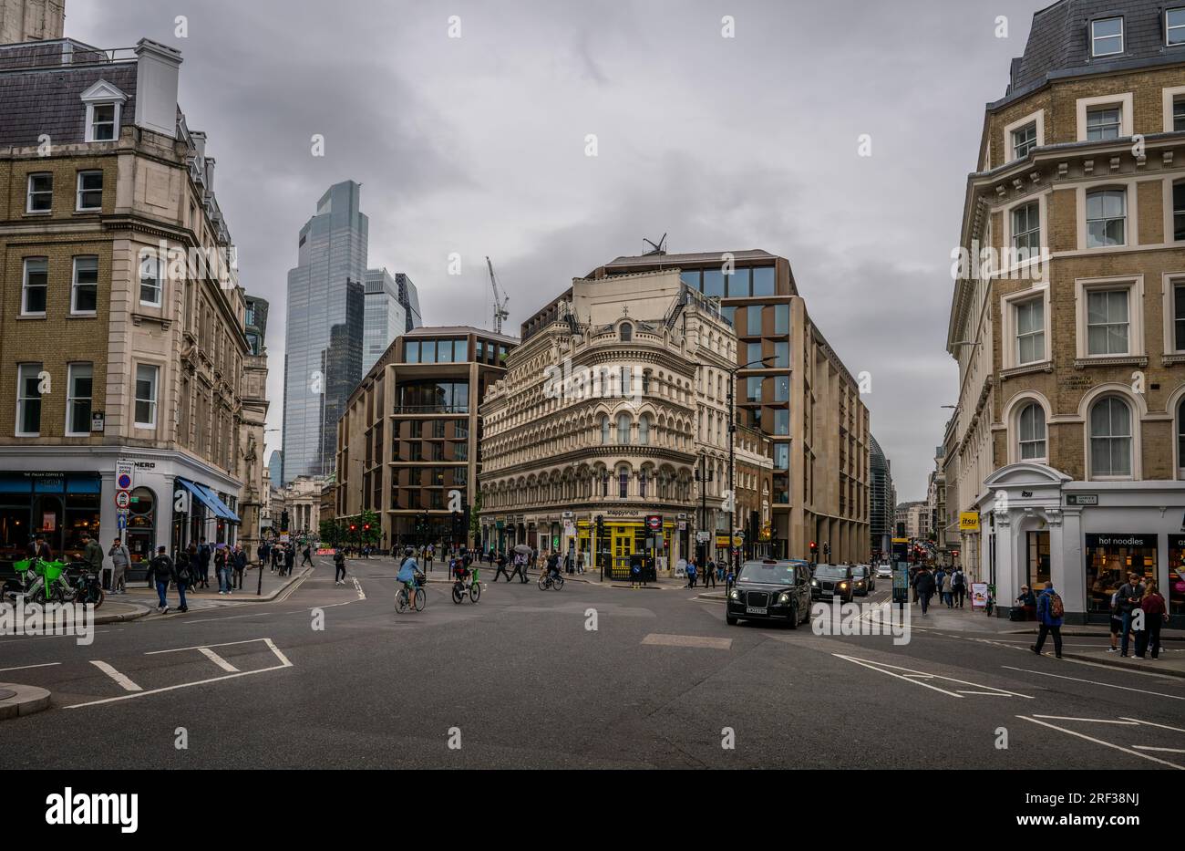 London, Vereinigtes Königreich: Kreuzung von Cannon Street und Queen Victoria Street am Bahnhof Mansion House in der City of London. Mit Blick auf die Wolkenkratzer der Stadt. Stockfoto