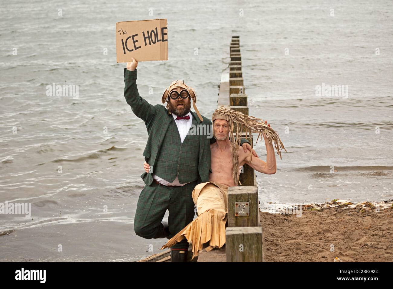 EdFringe PhotoCall: Portobello Beach, Edinburgh, Schottland, Großbritannien. 31. Juli 2023 The Ice Hole, A Cardboard Comedy besucht Portobello Beach. Ein episches Abenteuer, erzählt mit tausend Stück Pappe. Ein großer Schauspieler Olivier erzählt von seiner Reise von den Fjorden Islands zum Staub der spanischen Wüste. Verflucht von der Meerjungfrau Pierre, die er einmal versehentlich gefangen hat und eine Sprache spricht, die niemand versteht, wird er von einem Mitdarsteller unterstützt, um seine Geschichte zu erzählen. Eine Show von Pierre Guillois und Olivier Martin Salvan. 2. August bis 28. August. Kredit: Arch White/alamy Live News. Stockfoto