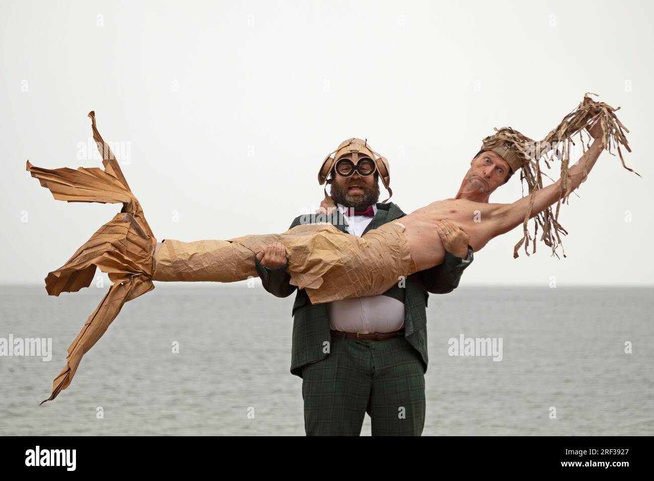 EdFringe PhotoCall: Portobello Beach, Edinburgh, Schottland, Großbritannien. 31. Juli 2023 The Ice Hole, A Cardboard Comedy besucht Portobello Beach. Ein episches Abenteuer, erzählt mit tausend Stück Pappe. Ein großer Schauspieler Olivier erzählt von seiner Reise von den Fjorden Islands zum Staub der spanischen Wüste. Verflucht von der Meerjungfrau Pierre, die er einmal versehentlich gefangen hat und eine Sprache spricht, die niemand versteht, wird er von einem Mitdarsteller unterstützt, um seine Geschichte zu erzählen. Eine Show von Pierre Guillois und Olivier Martin Salvan. 2. August bis 28. August. Kredit: Arch White/alamy Live News. Stockfoto