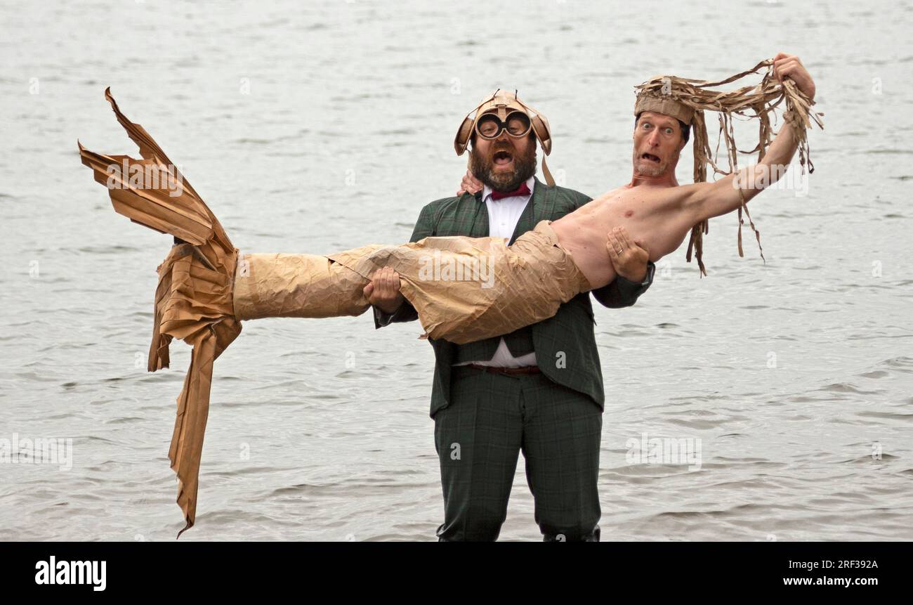 EdFringe PhotoCall: Portobello Beach, Edinburgh, Schottland, Großbritannien. 31. Juli 2023 The Ice Hole, A Cardboard Comedy besucht Portobello Beach. Ein episches Abenteuer, erzählt mit tausend Stück Pappe. Ein großer Schauspieler Olivier erzählt von seiner Reise von den Fjorden Islands zum Staub der spanischen Wüste. Verflucht von der Meerjungfrau Pierre, die er einmal versehentlich gefangen hat und eine Sprache spricht, die niemand versteht, wird er von einem Mitdarsteller unterstützt, um seine Geschichte zu erzählen. Eine Show von Pierre Guillois und Olivier Martin Salvan. 2. August bis 28. August. Kredit: Arch White/alamy Live News. Stockfoto