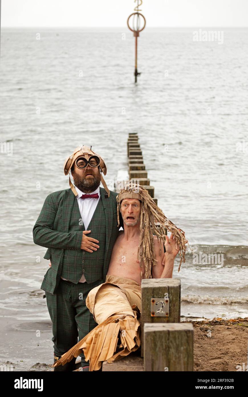 EdFringe PhotoCall: Portobello Beach, Edinburgh, Schottland, Großbritannien. 31. Juli 2023 The Ice Hole, A Cardboard Comedy besucht Portobello Beach. Ein episches Abenteuer, erzählt mit tausend Stück Pappe. Ein großer Schauspieler Olivier erzählt von seiner Reise von den Fjorden Islands zum Staub der spanischen Wüste. Verflucht von der Meerjungfrau Pierre, die er einmal versehentlich gefangen hat und eine Sprache spricht, die niemand versteht, wird er von einem Mitdarsteller unterstützt, um seine Geschichte zu erzählen. Eine Show von Pierre Guillois und Olivier Martin Salvan. 2. August bis 28. August. Kredit: Arch White/alamy Live News. Stockfoto