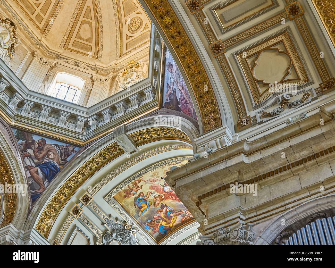 Cagliari, Italien - 4. Juli 2023: Die Fresken an der Decke der Kathedrale der Heiligen Maria Stockfoto