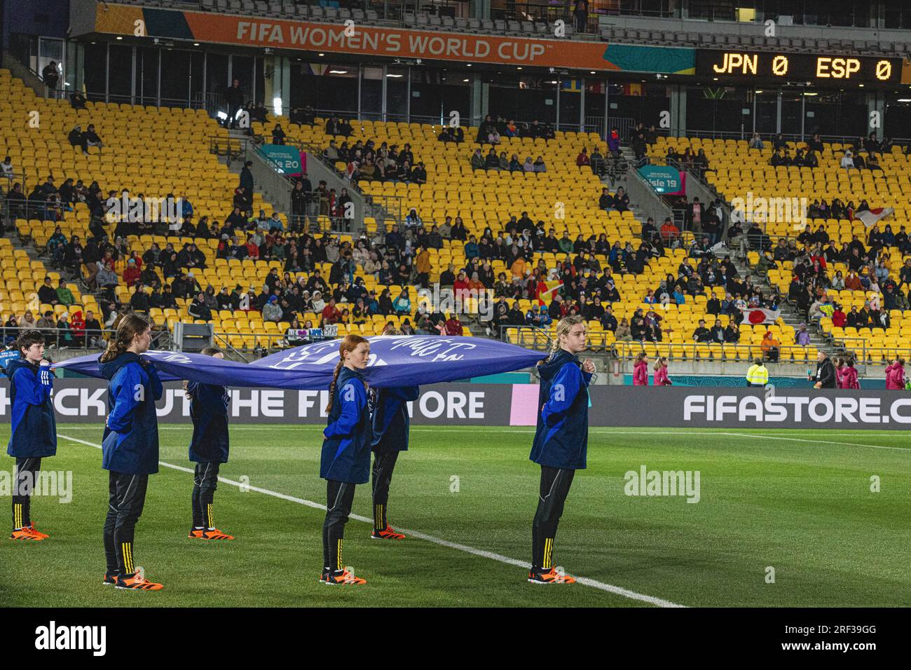 Wellington, Wellington, Neuseeland. Am 31. Juli halten die Fahnenträger von Unite Gender Equality die Fahne vor dem Spiel der FIFA Womens World Cup Gruppe C 2023 zwischen Japan und Spanien im Wellington Regional Stadium in Wellington, Neuseeland (Kreditbild: ©James Foy/Alamy Live News) Stockfoto