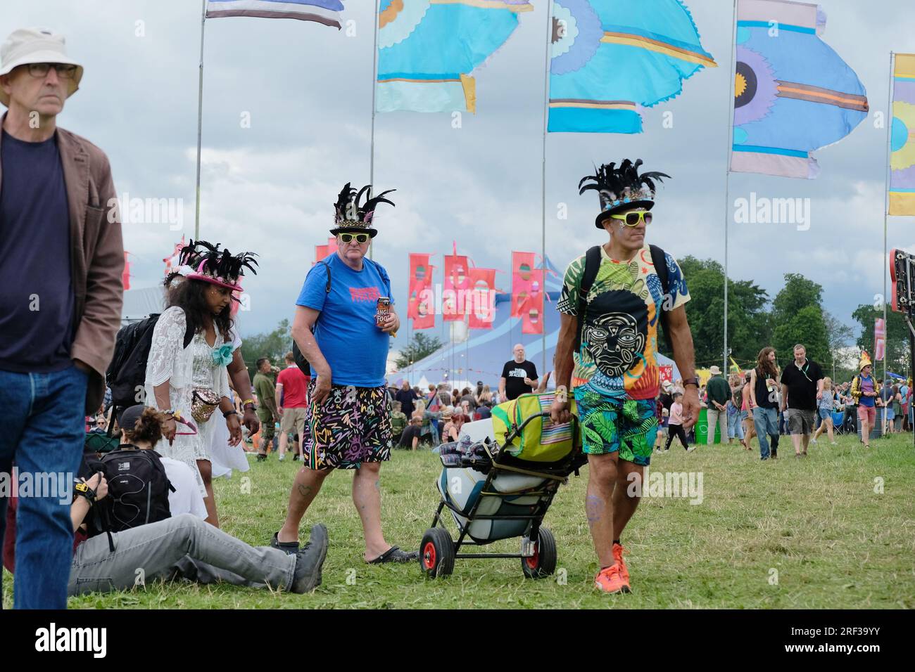 Zwei Männer mittleren Alters in Festivalkleidung beim Womad Festival 2023. Stockfoto