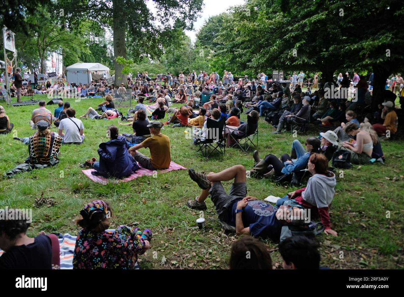 Ein Publikum, das eine Aufführung am Sonntagmorgen im Arboretum, Womad Festival 2023, genießt. Stockfoto