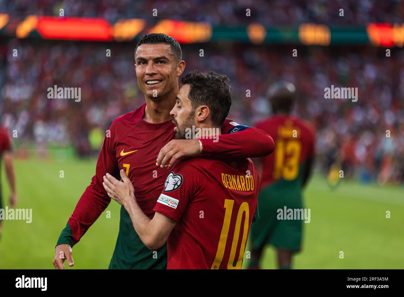 Cristiano Ronaldo feiert mit Bernardo Silva während des UEFA Euro 2024 Qualifikationsspiels zwischen den Nationalmannschaften Portugals und Bosniens und Herzegovin Stockfoto